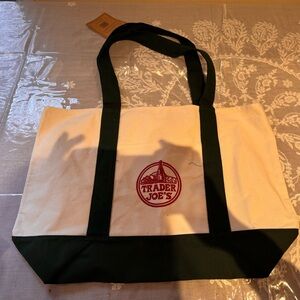 ❤️ TRADERS JOE’S Canvas Tote Bag - White and Green. NWT